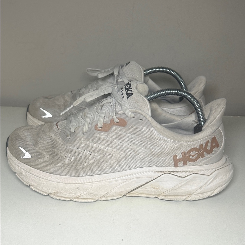 Hoka Arahi 6 Women's Cream and Tan Sneakers